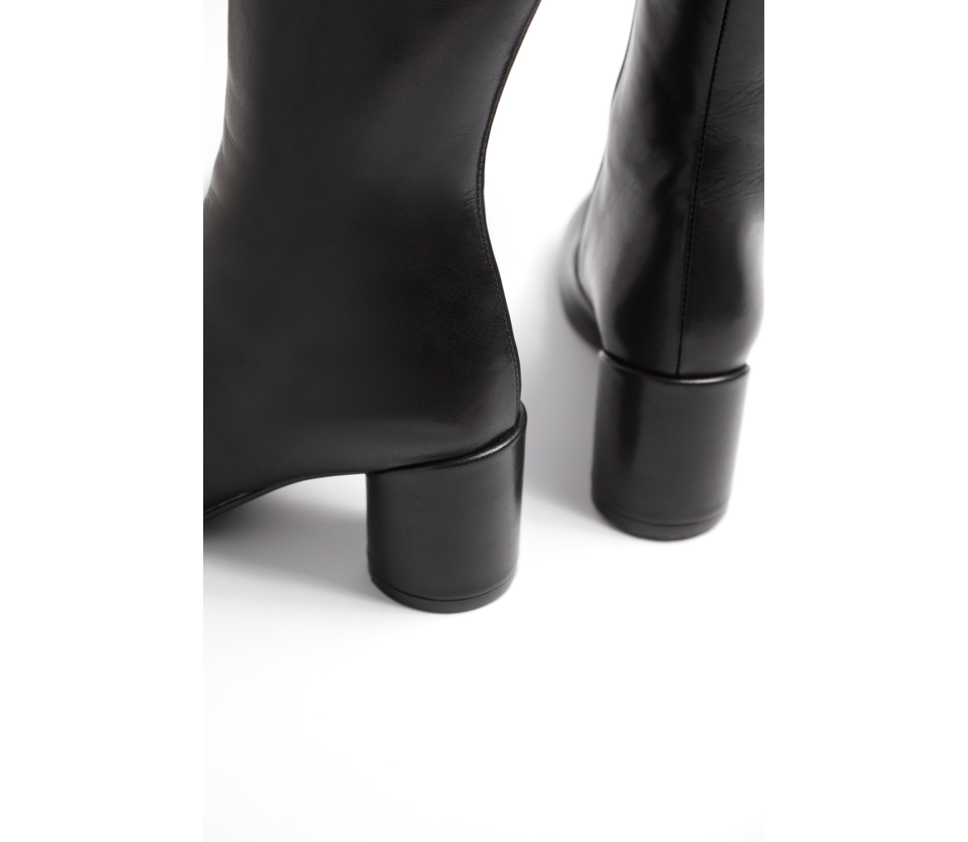 БОТИЛЬЙОНИ НА ПІДБОРАХ