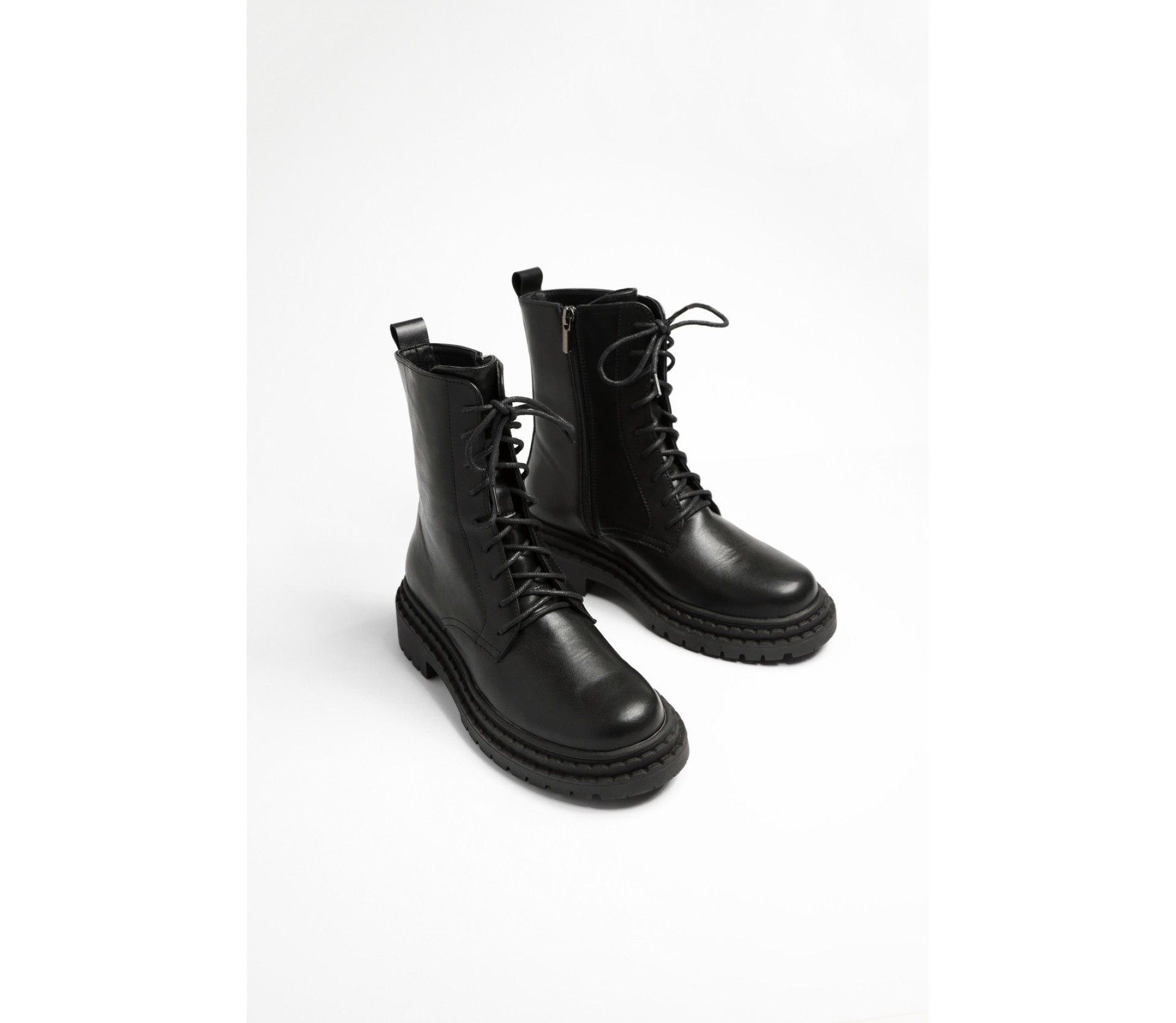 ЧЕРЕВИКИ МАСИВНІ НА ШНУРІВЦІ