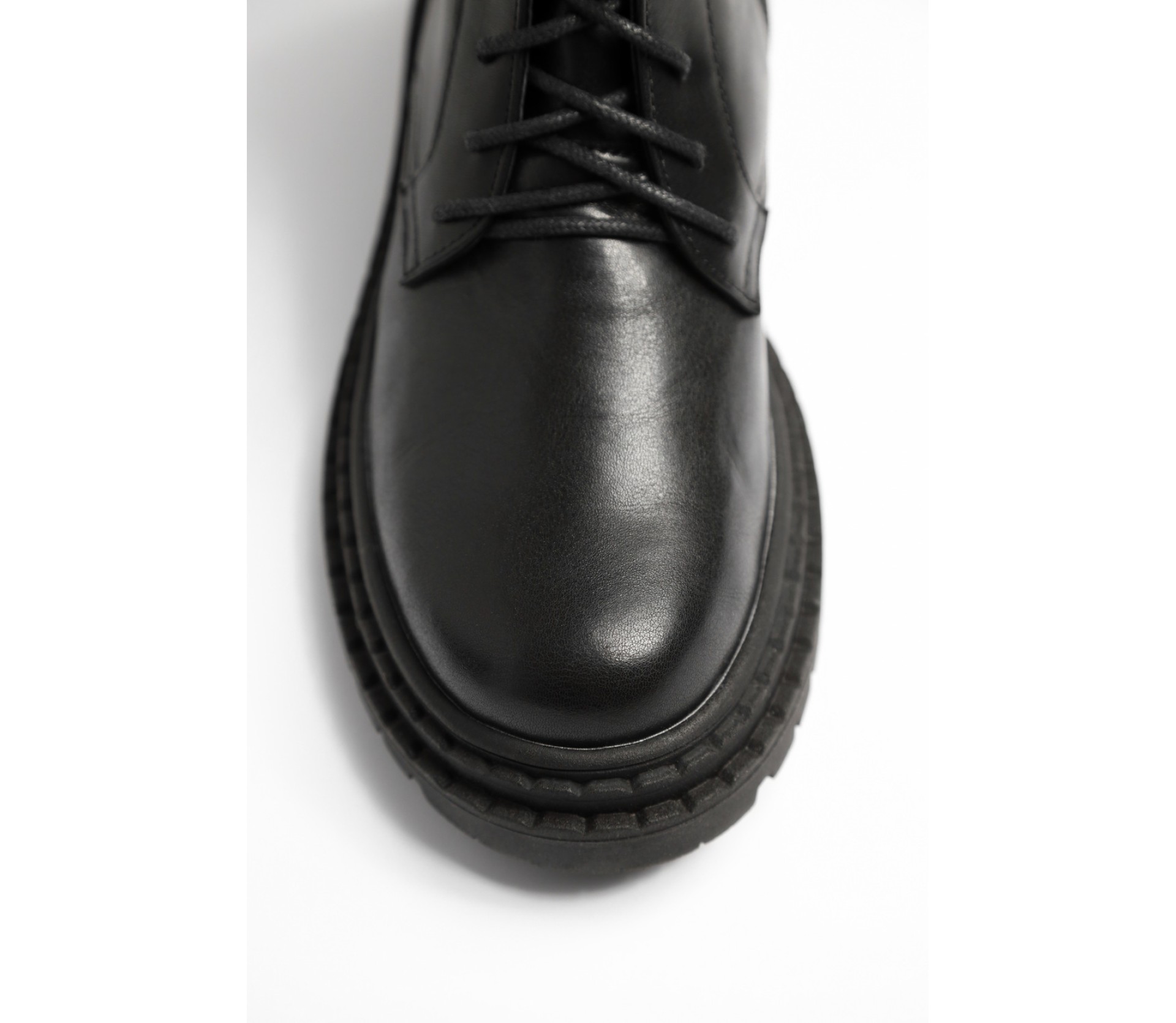 ЧЕРЕВИКИ МАСИВНІ НА ШНУРІВЦІ