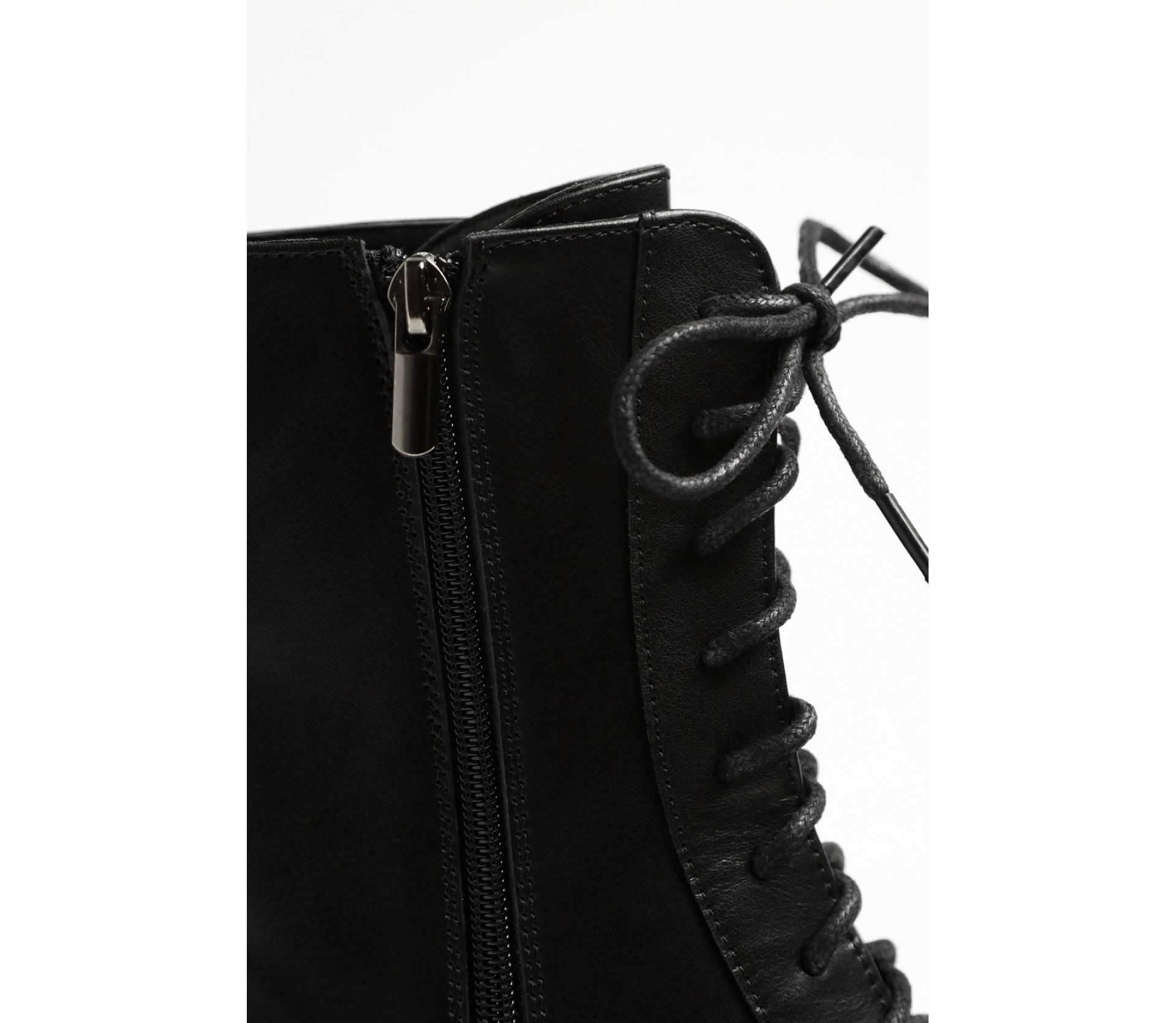 ЧЕРЕВИКИ МАСИВНІ НА ШНУРІВЦІ