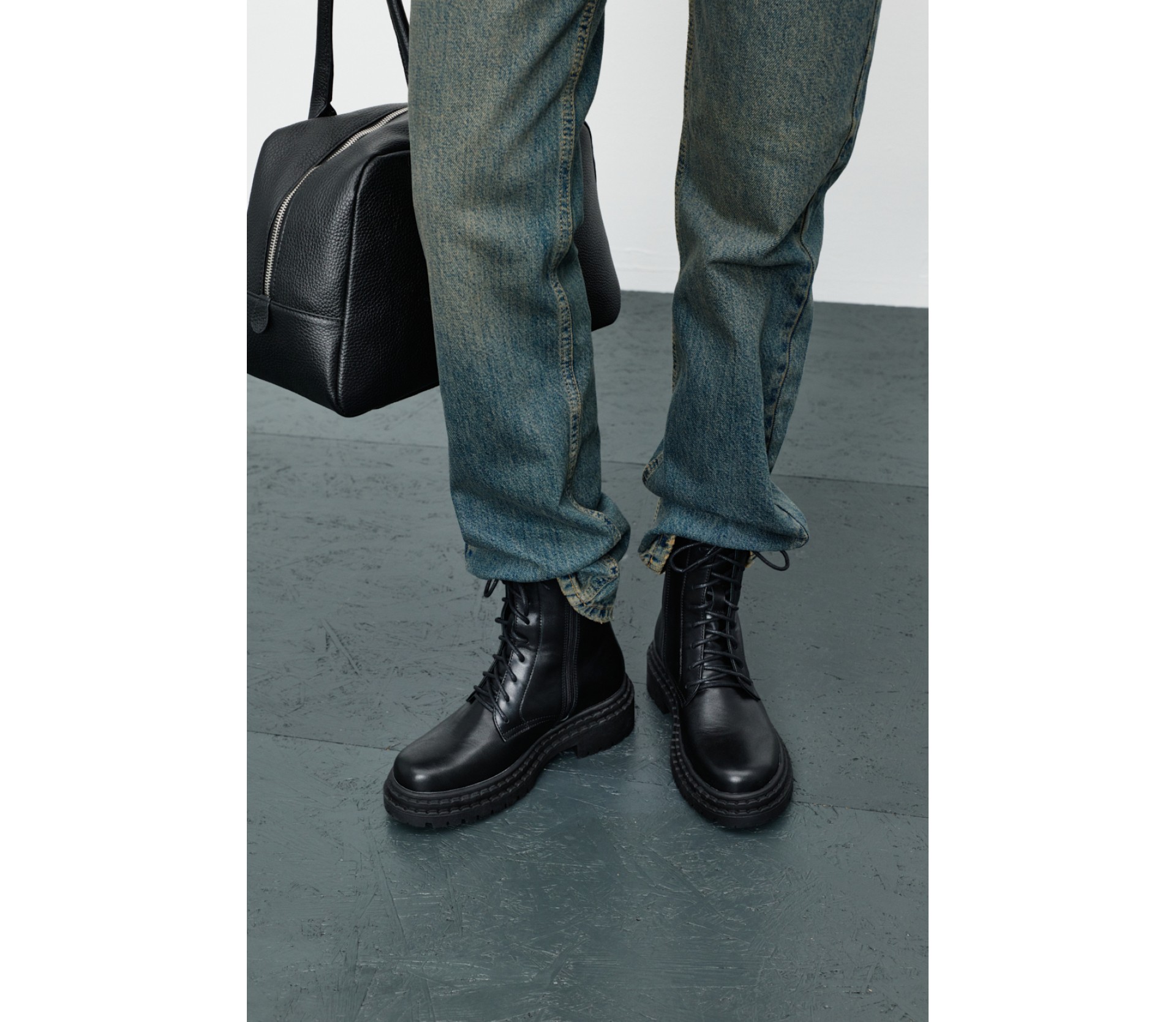 ЧЕРЕВИКИ МАСИВНІ НА ШНУРІВЦІ