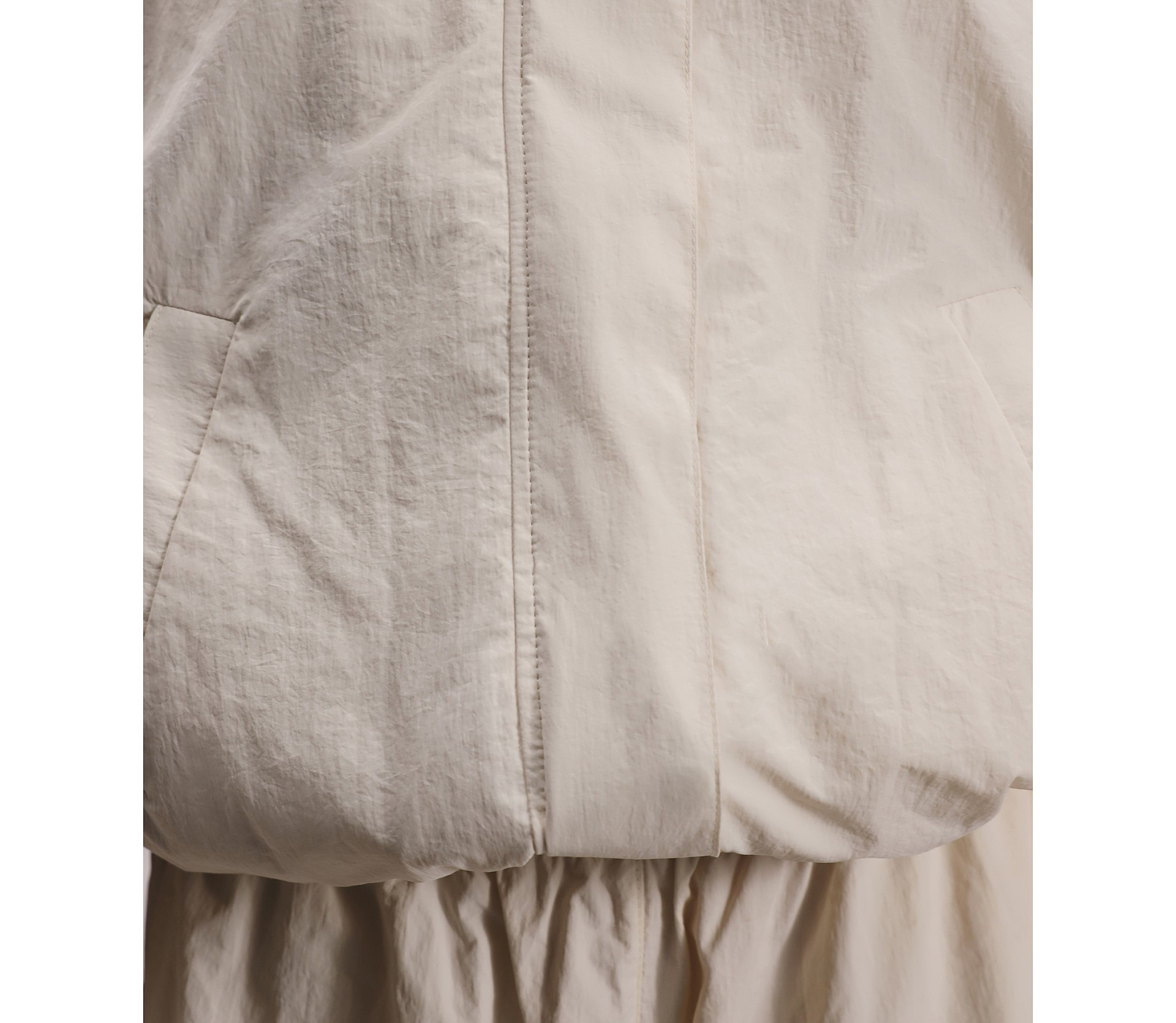 КУРТКА НЕЙЛОНОВА НА БЛИСКАВЦІ