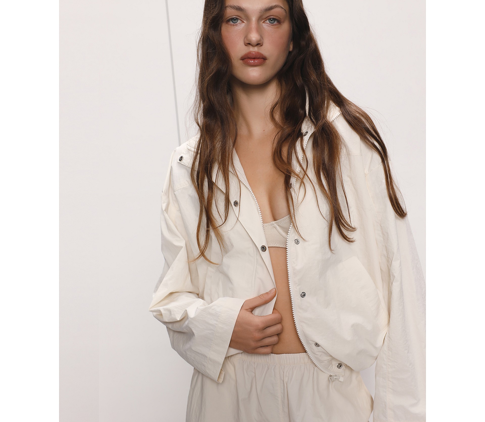 КУРТКА НЕЙЛОНОВА НА БЛИСКАВЦІ