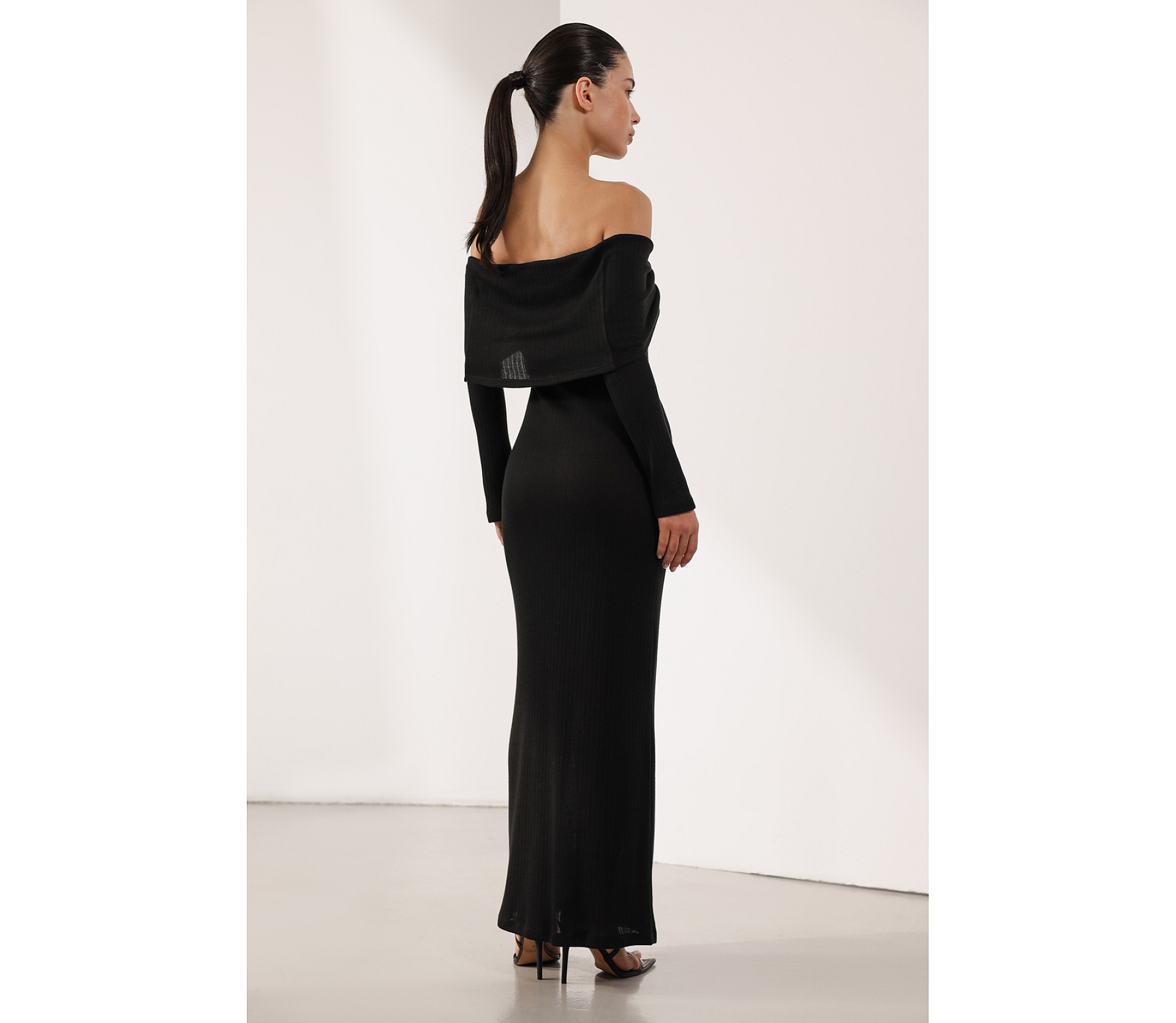 СУКНЯ МАКСІ З ВІДКРИТИМИ ПЛЕЧИМА