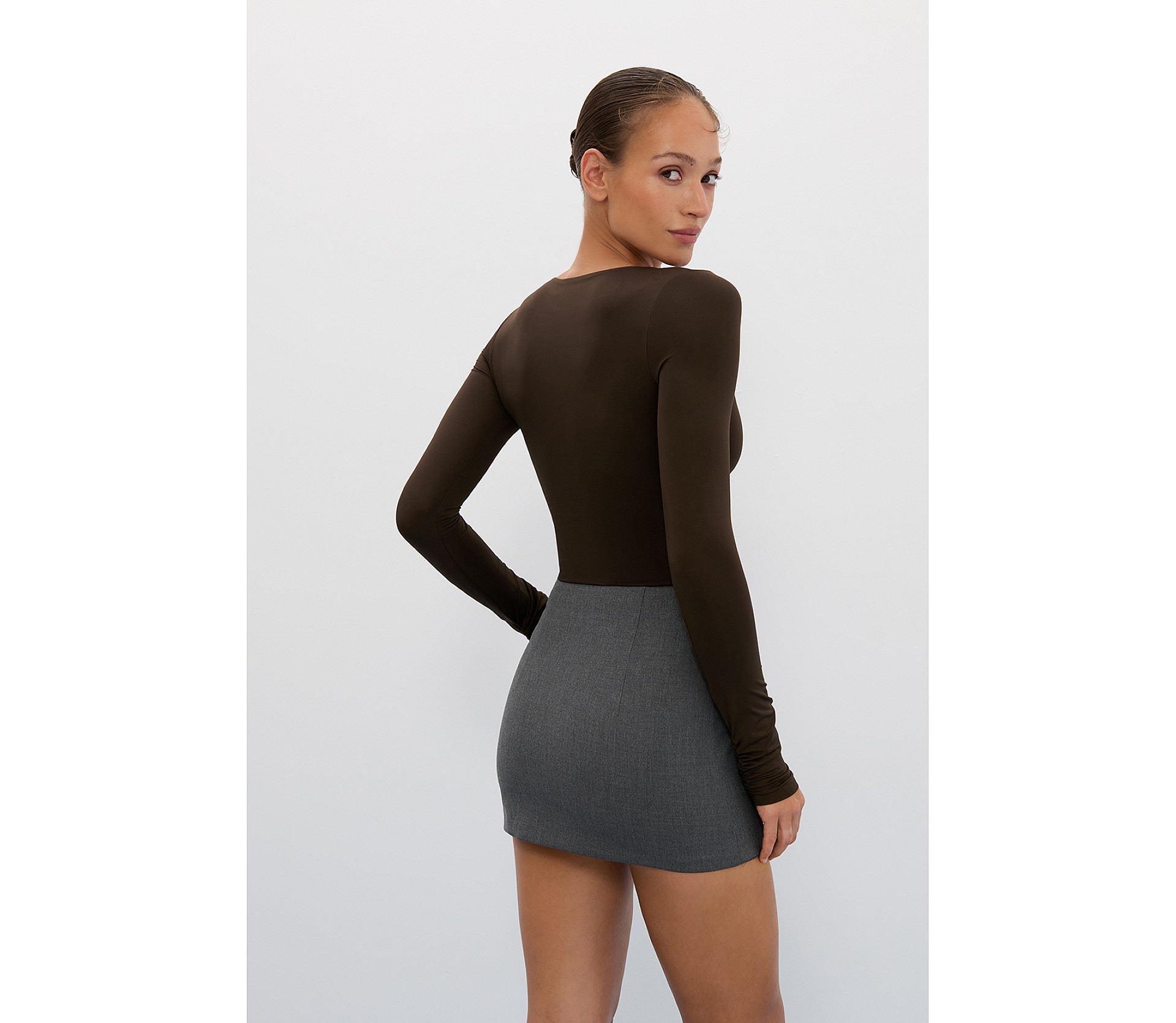 БОДІ З V-ПОДІБНИМ ВИРІЗОМ