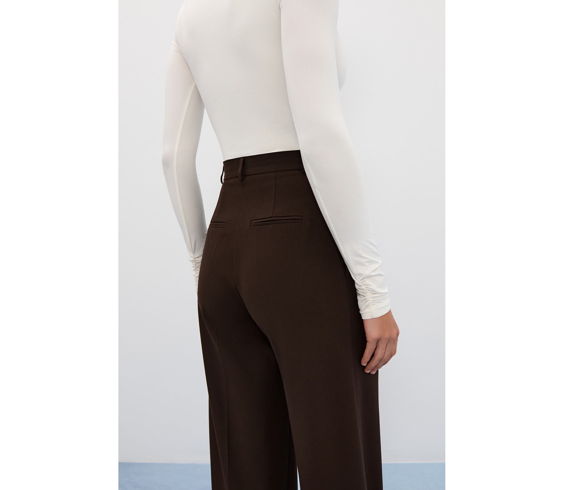 БОДІ З V-ПОДІБНИМ ВИРІЗОМ