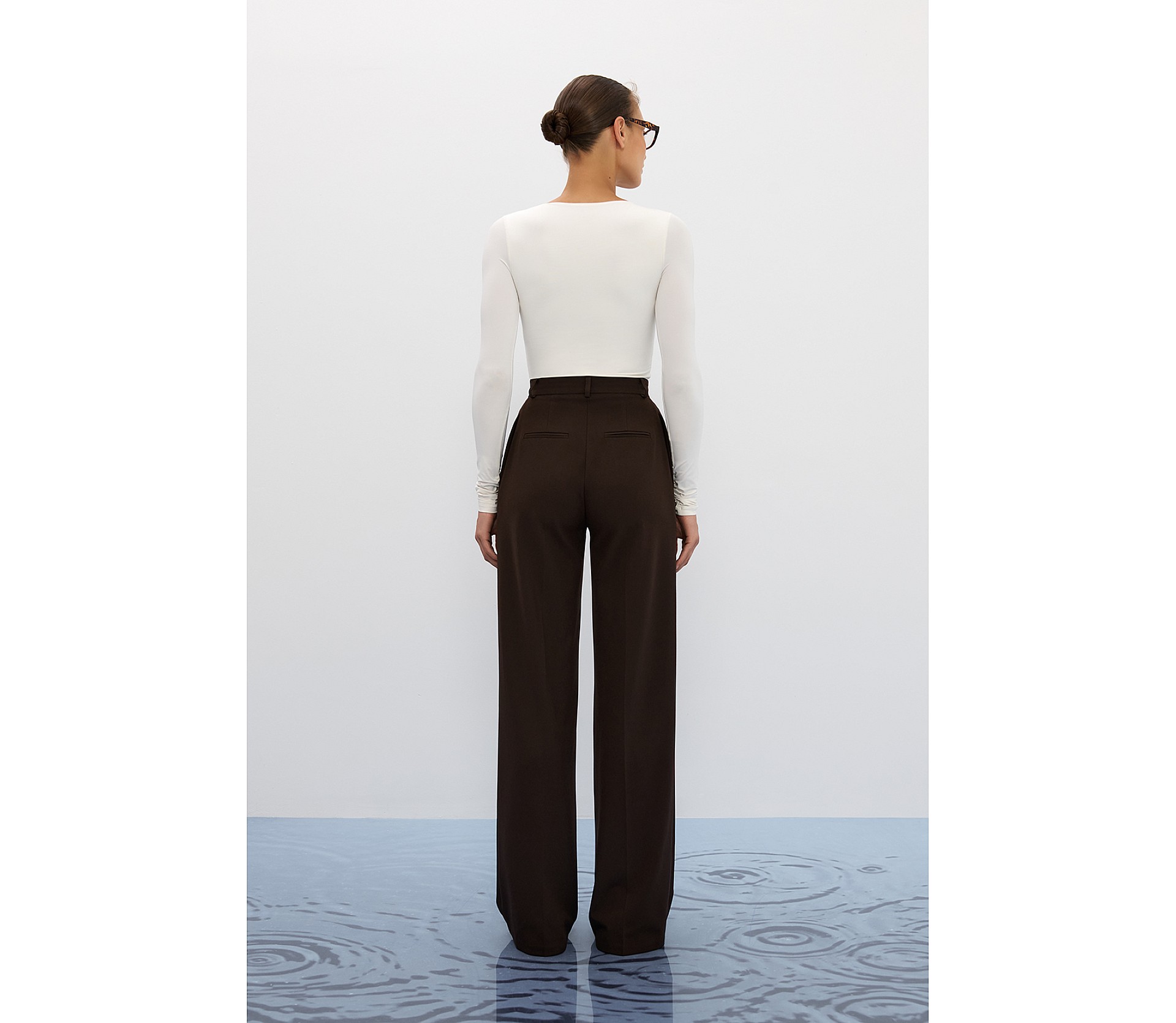 БОДІ З V-ПОДІБНИМ ВИРІЗОМ