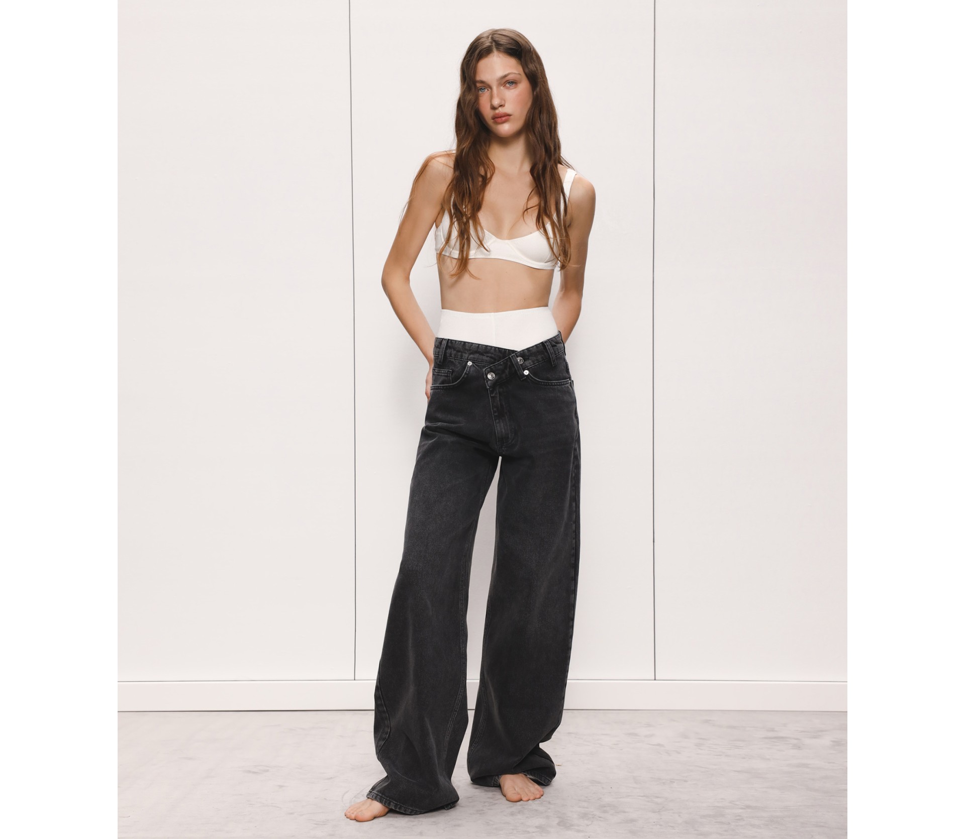 ДЖИНСИ З ПЕРЕХРЕЩЕНОЮ ТАЛІЄЮ