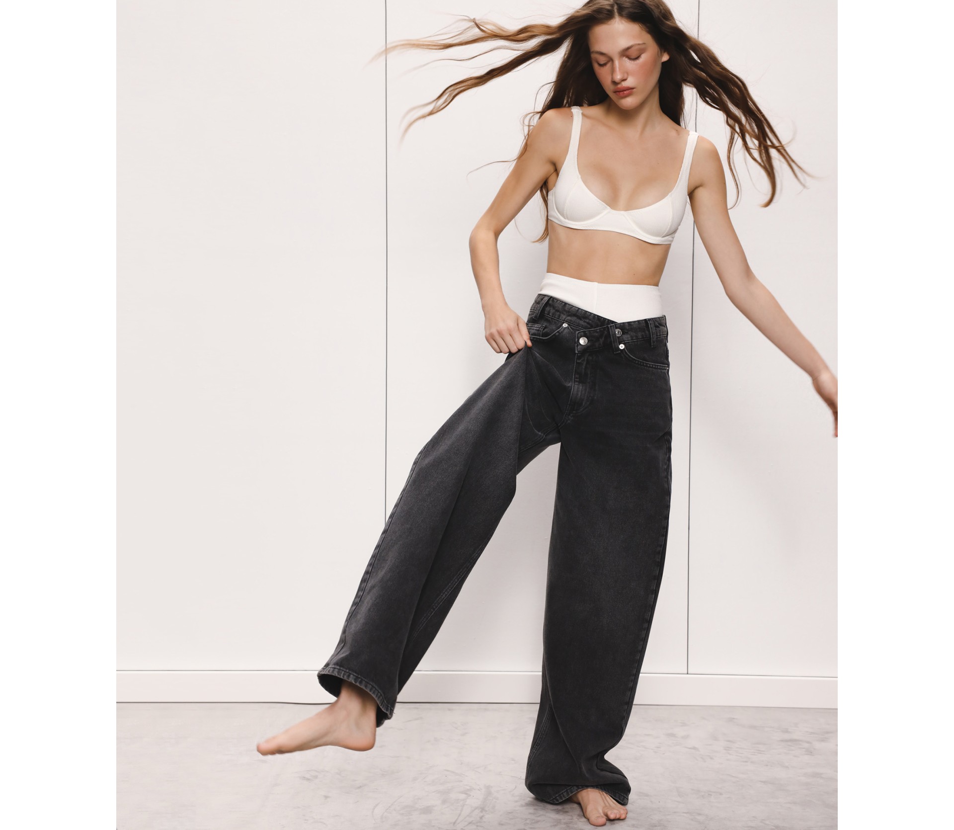 ДЖИНСИ З ПЕРЕХРЕЩЕНОЮ ТАЛІЄЮ