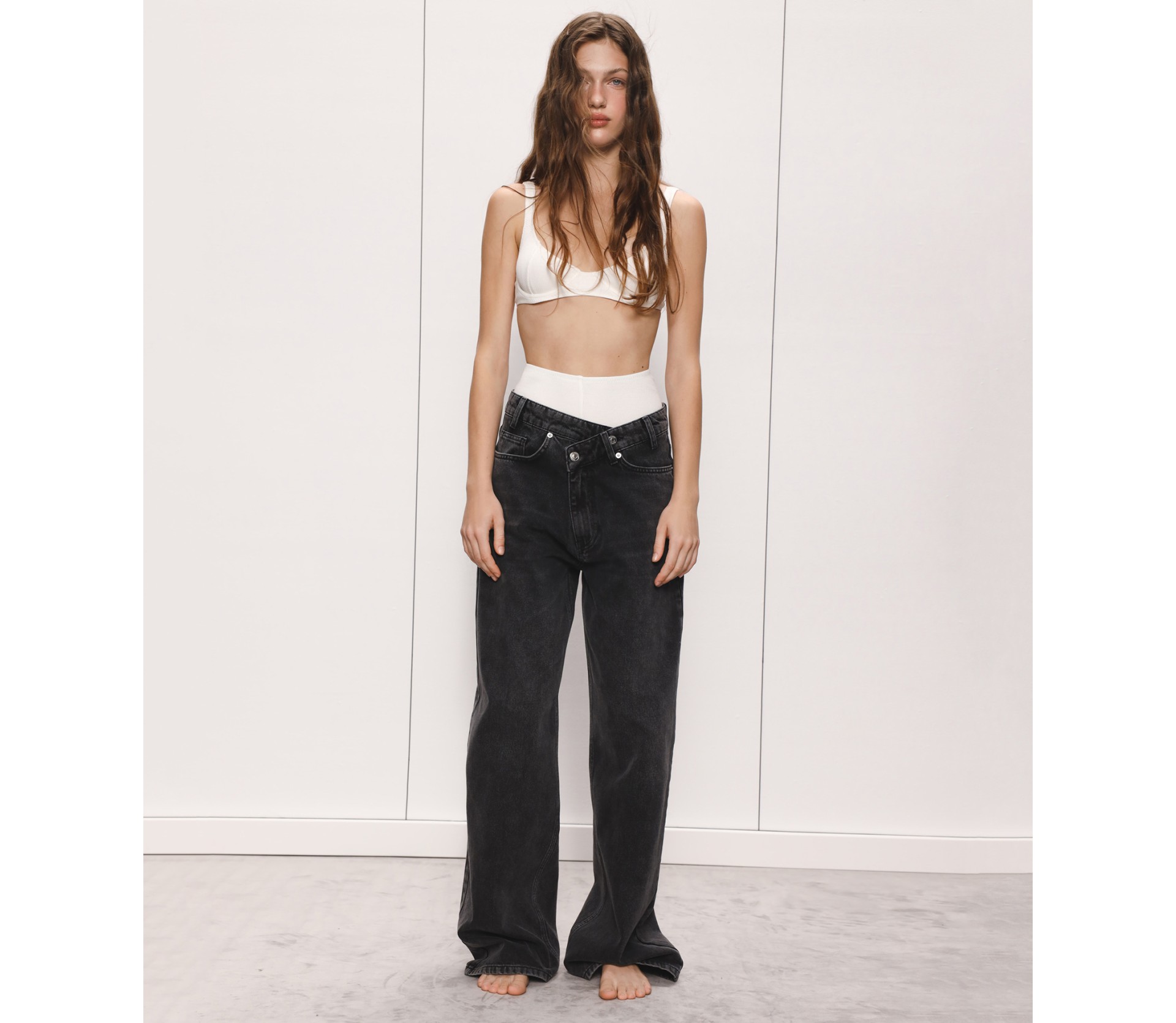 ДЖИНСИ З ПЕРЕХРЕЩЕНОЮ ТАЛІЄЮ